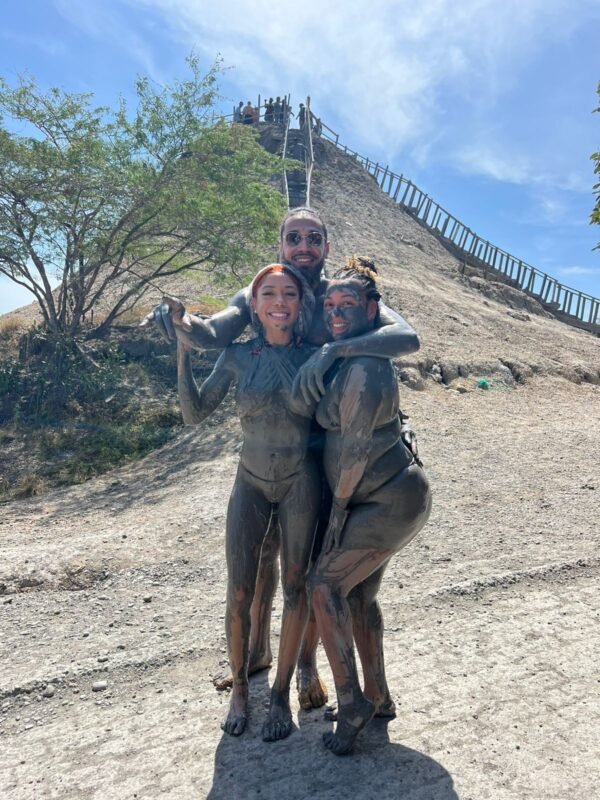 Aventura en el volcán de lodo en Cartagena