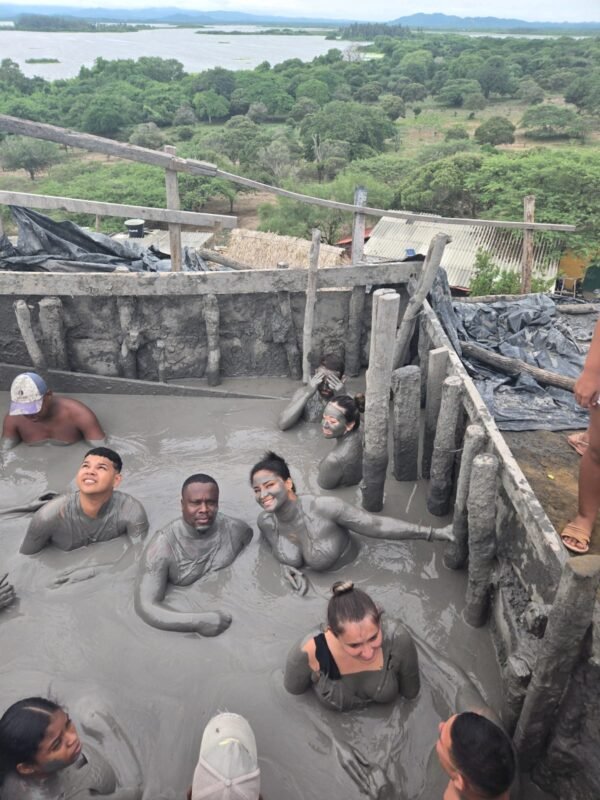 Aventura en el volcán de lodo en Cartagena